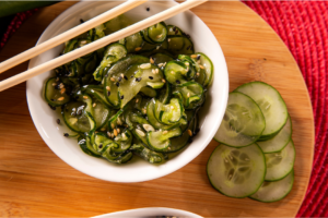 Leia mais sobre o artigo Receita de Sunomono: Refrescante Salada de Pepino Japonês